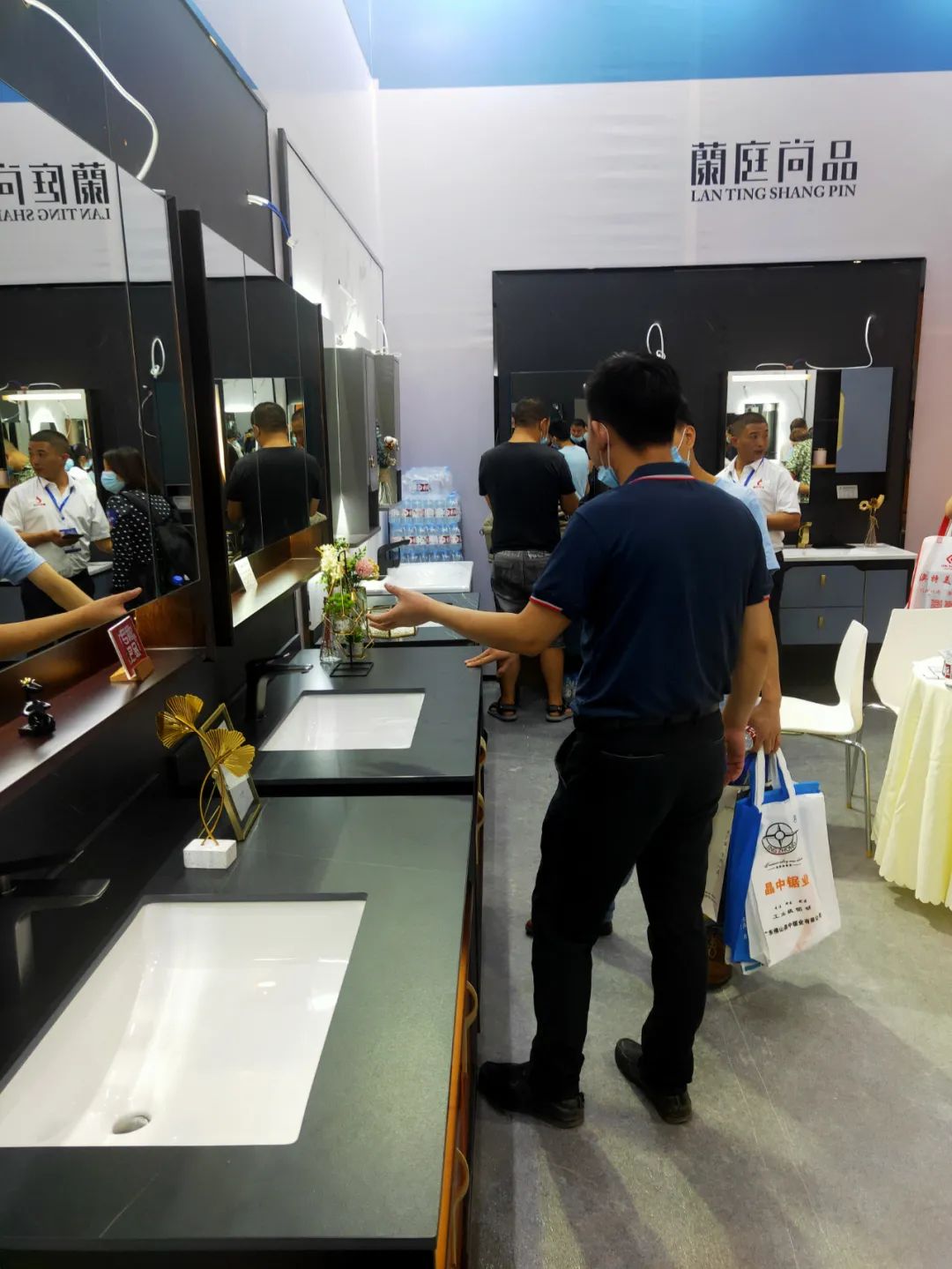 高定風(fēng)口下,巖板是否會成為瓷磚行業(yè)進軍定制家居產(chǎn)業(yè)的“殺手锏”?(圖5) 高定風(fēng)口下,巖板是否會成為瓷磚行業(yè)進軍定制家居產(chǎn)業(yè)的“殺手锏”?(圖5)